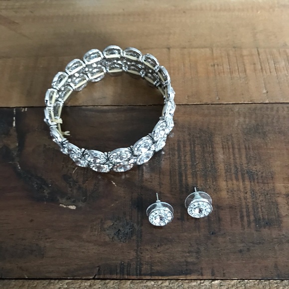 Sparkly Bracelet & Earring Set! - Picture 2 of 2